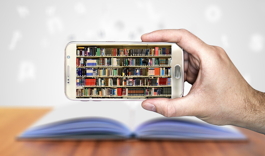 Móvil en horizontal en el que se ve una biblioteca de libros