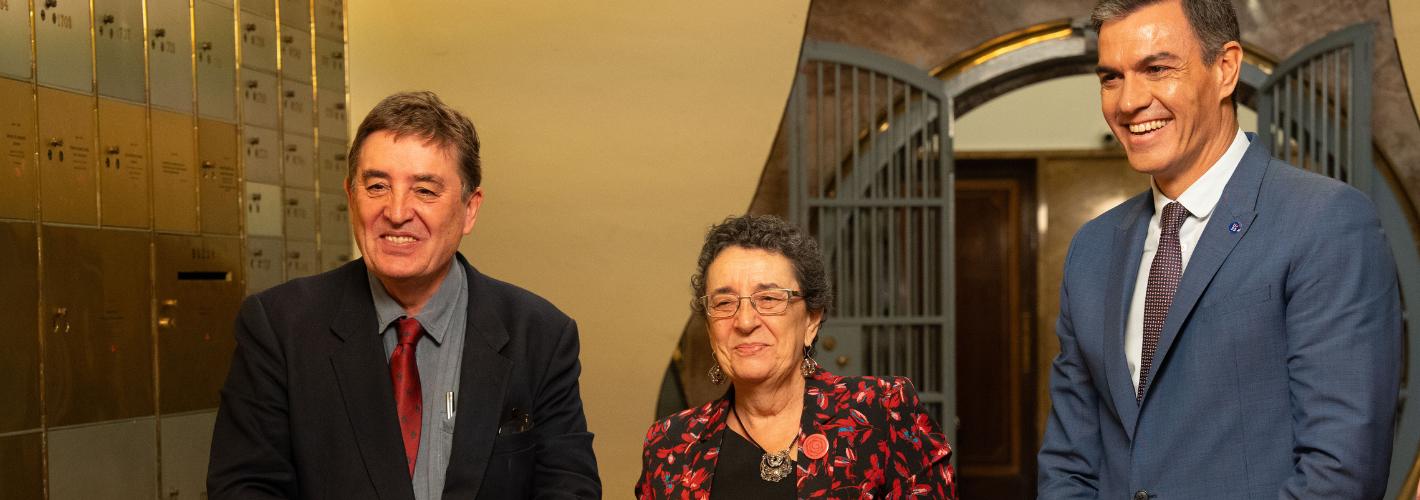 Pedro Sánchez, Rosario Álvarez y Luis García Montero  en el legado «in memoriam» de Rosalía de Castro en la Caja de las Letras