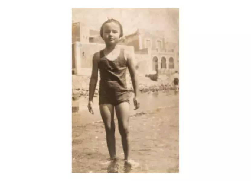 Carmen Laforet en la playa