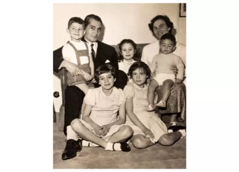Carmen Laforet y Manuel Cerezales con sus hijos