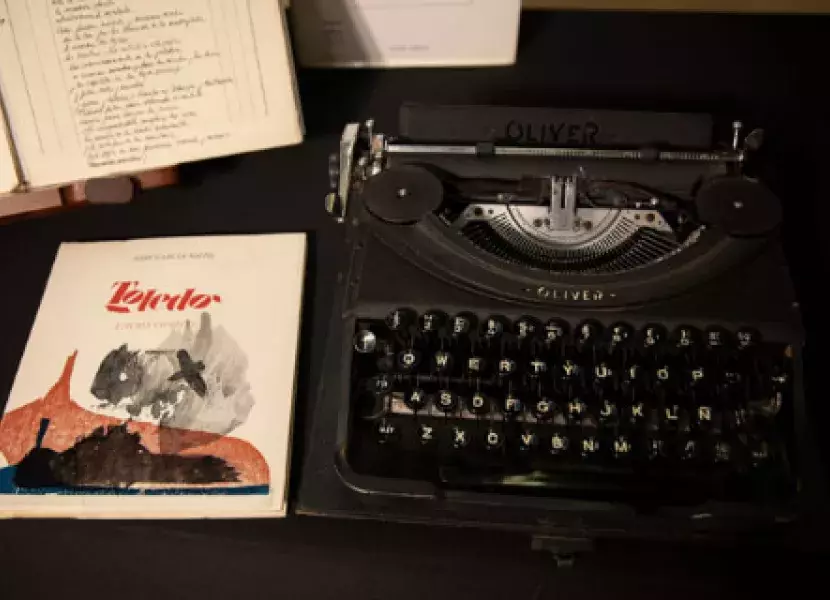Máquina de escribir junto a revistas y libros componen su legado