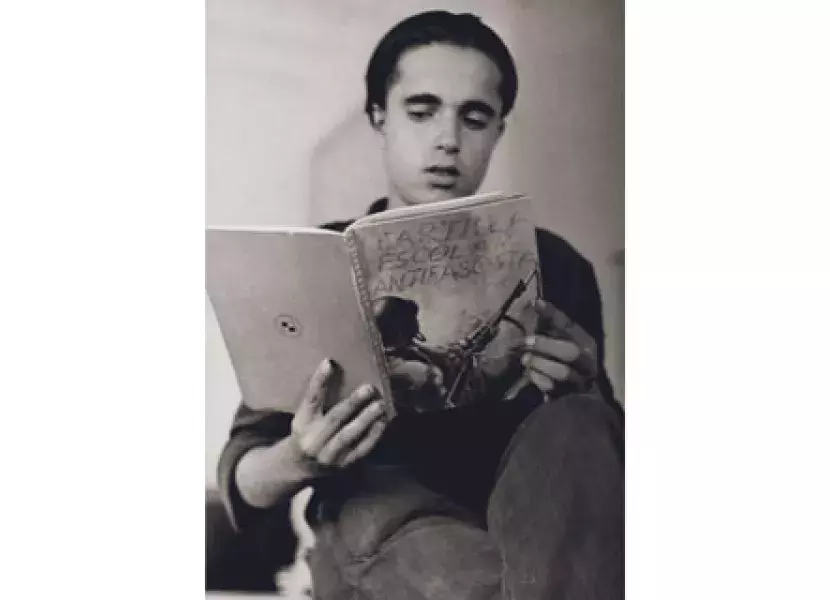 Joven con un ejemplar de la Cartilla escolar antifascista.