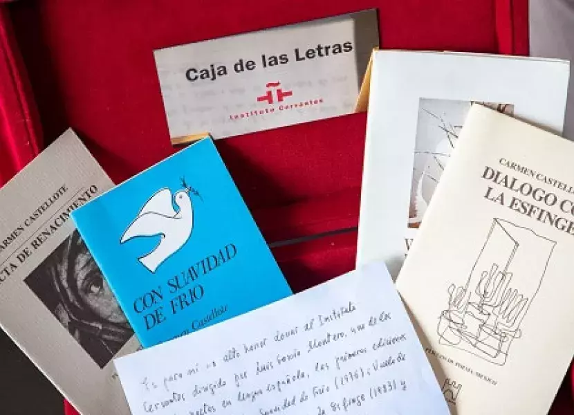 Primeras ediciones de sus poemarios