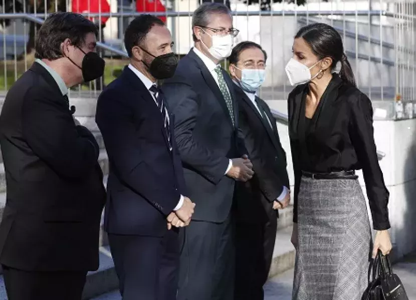Doña Letizia es recibida por el el director del Instituto Cervantes, Luis García Montero, a su llegada al Centro Cultural Tabakalera
