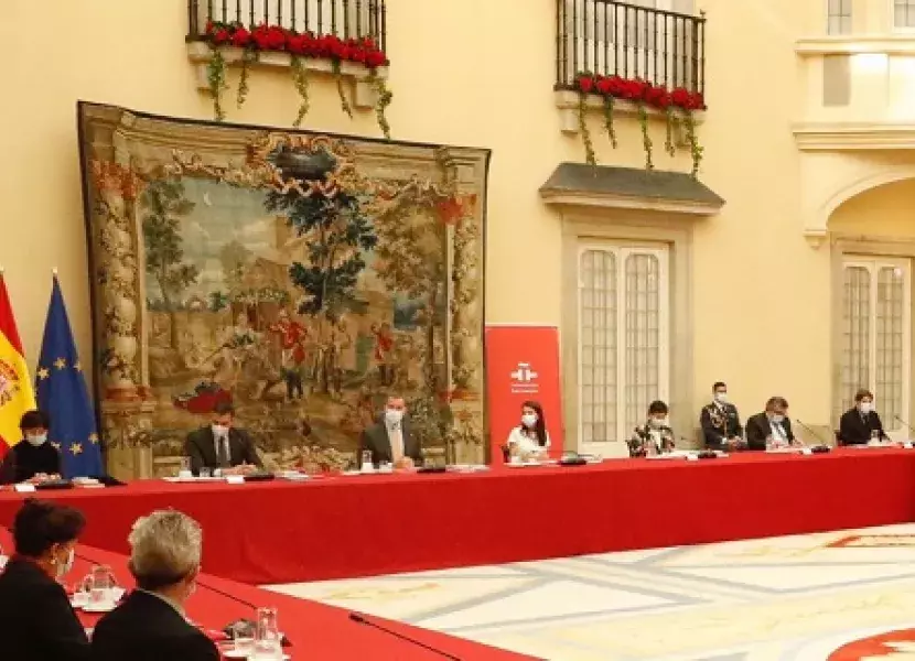 Don Felipe y doña Letizia presiden la reunión