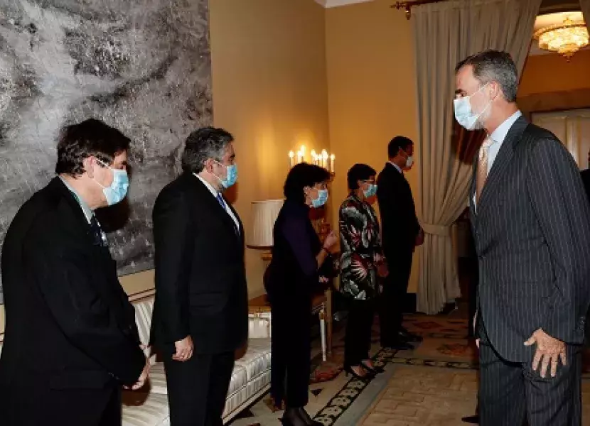 El Rey saluda al director del Instituto Cervantes