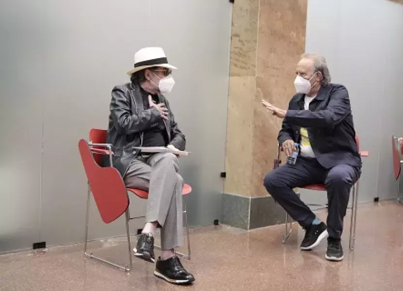Joaquín Sabina y Joan Manuel Serrat charlan