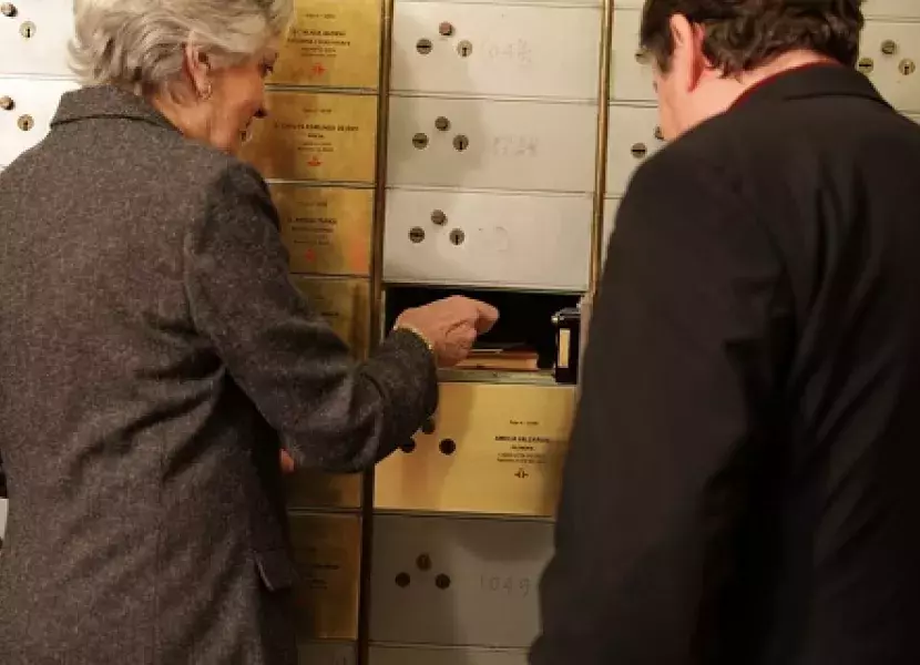 Victoria Camps depositando el legado