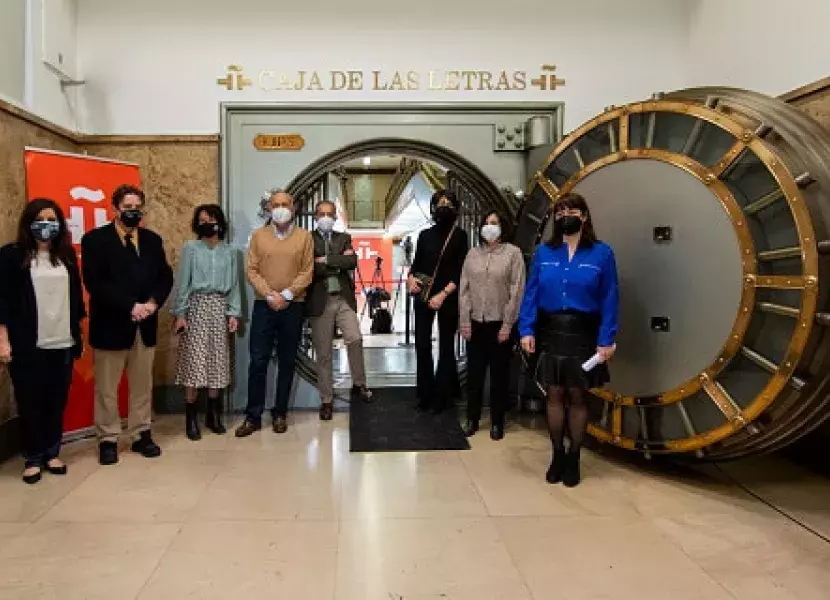 Foto de familia delante de la puerta de la Caja de las Letras