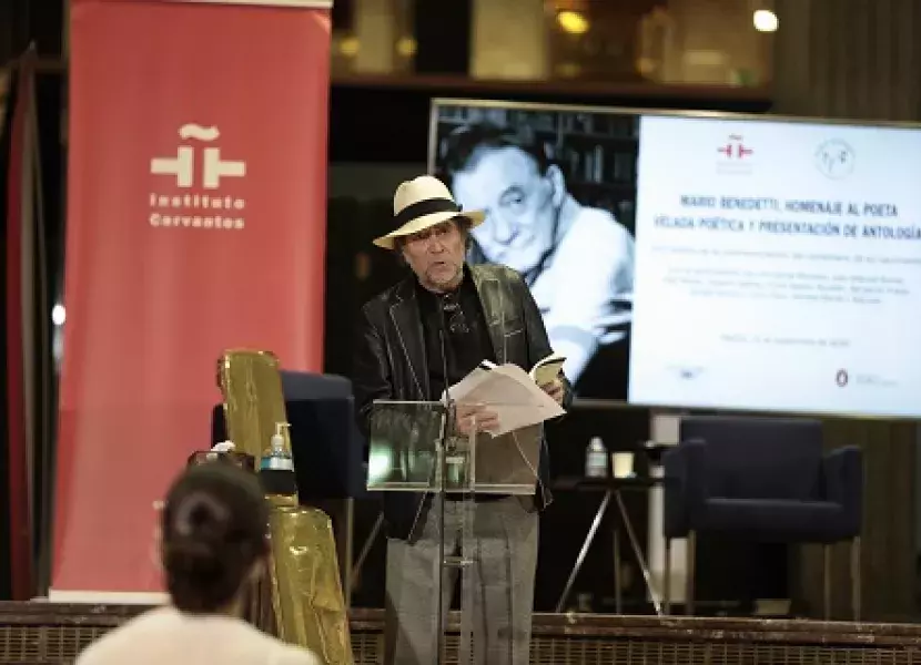 Joaquín Sabina recitando