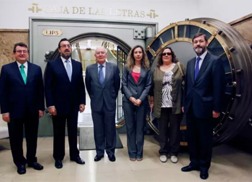 Foto de grupo en la Caja de las Letras de la sede central de la institución