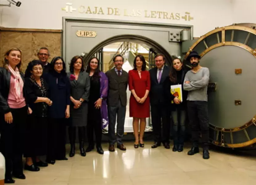 Foto de grupo delante la Caja de las Letras del Insituto Cervantes