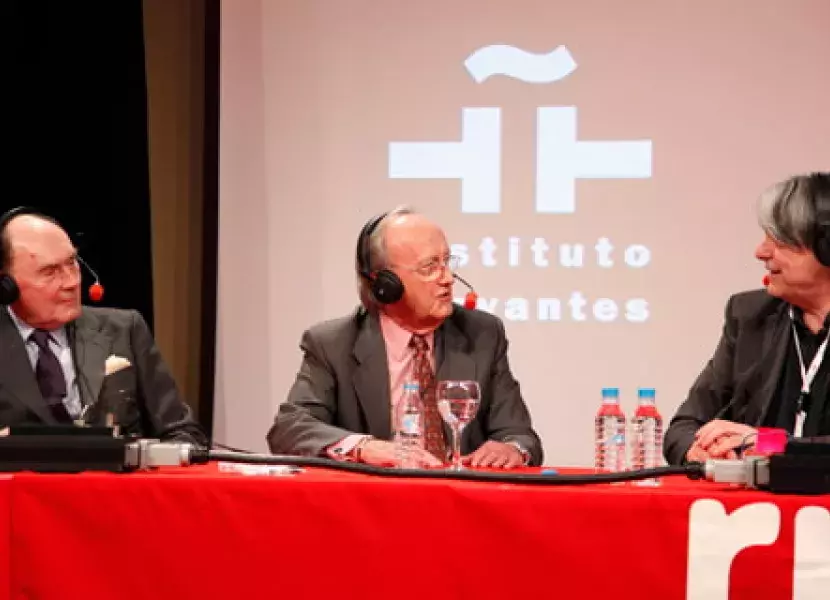 Santiago de Mora-Figueroa, exdirector del Cervantes, y Carlos Westendorp, exministro de Asuntos Exteriores, conversan