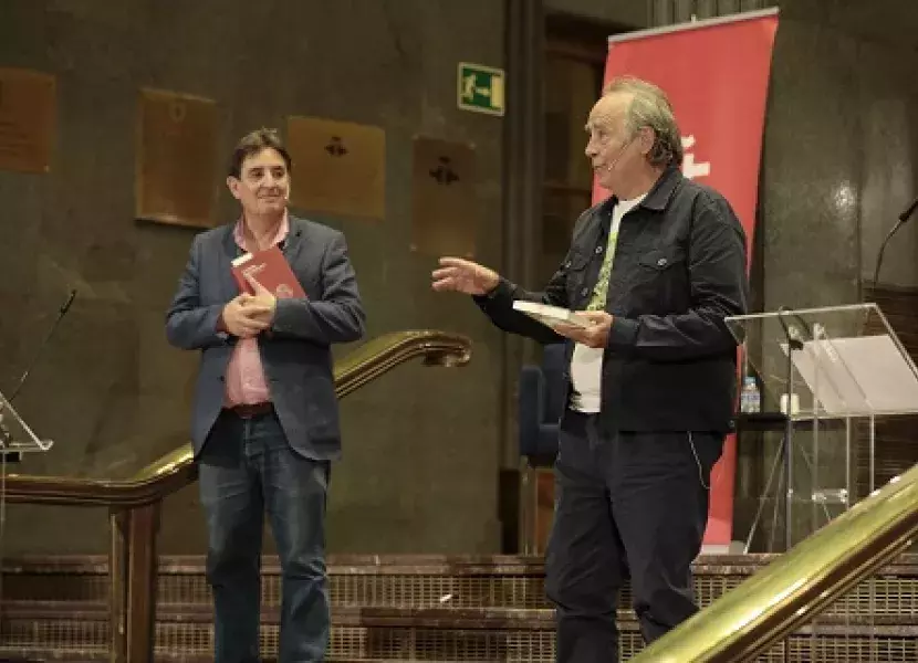 Serrat intervino en la parte final del recital poético