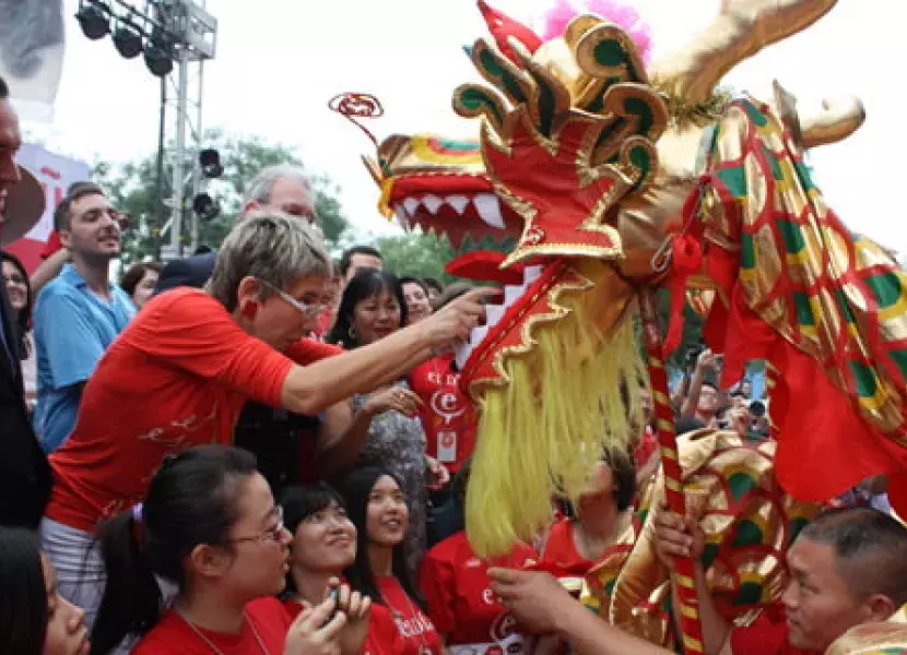 La directora del Cervantes de Pekín, participa en la cabalgata de dragones
