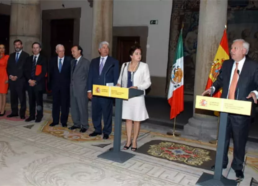 José Manuel García Margallo dedica unas palabras a los asistentes tras la firma del convenio