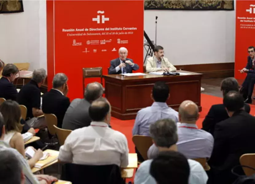 Víctor García de la Concha, director del Cervantes, durante la reunión
