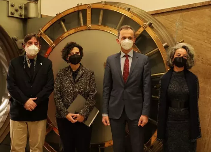 Foto de familia ante la Caja de las Letras