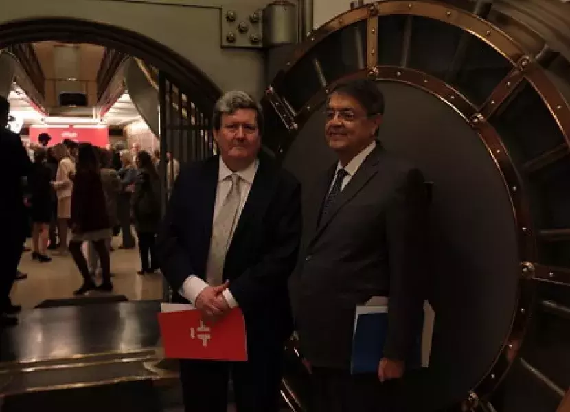 Posando delante de la Caja de las Letras