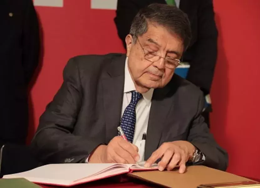 Sergio Ramírez firma en el libro de honor de Instituto Cervantes