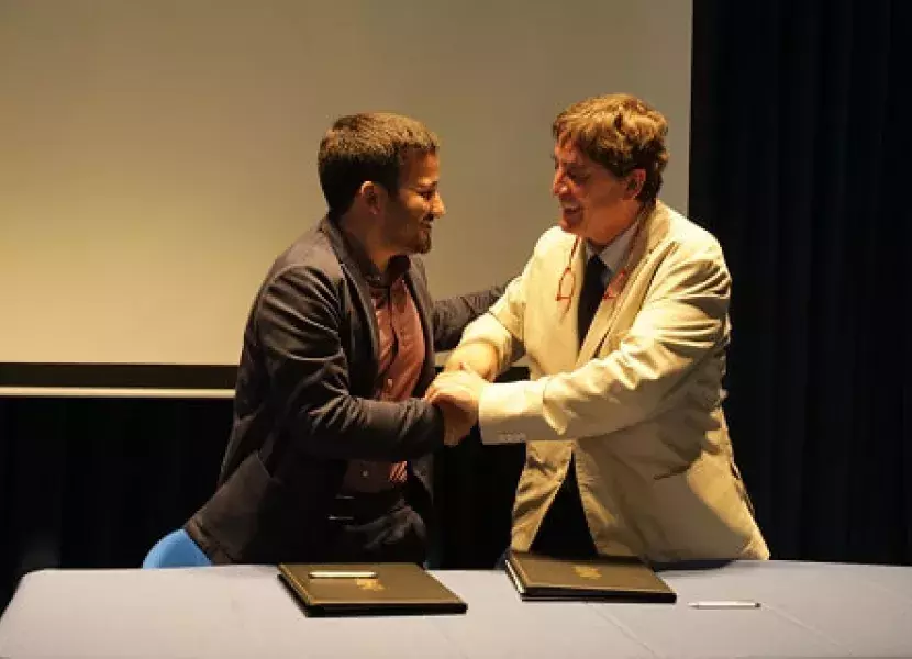 Vicent Marzà y Luis García Montero se saludan