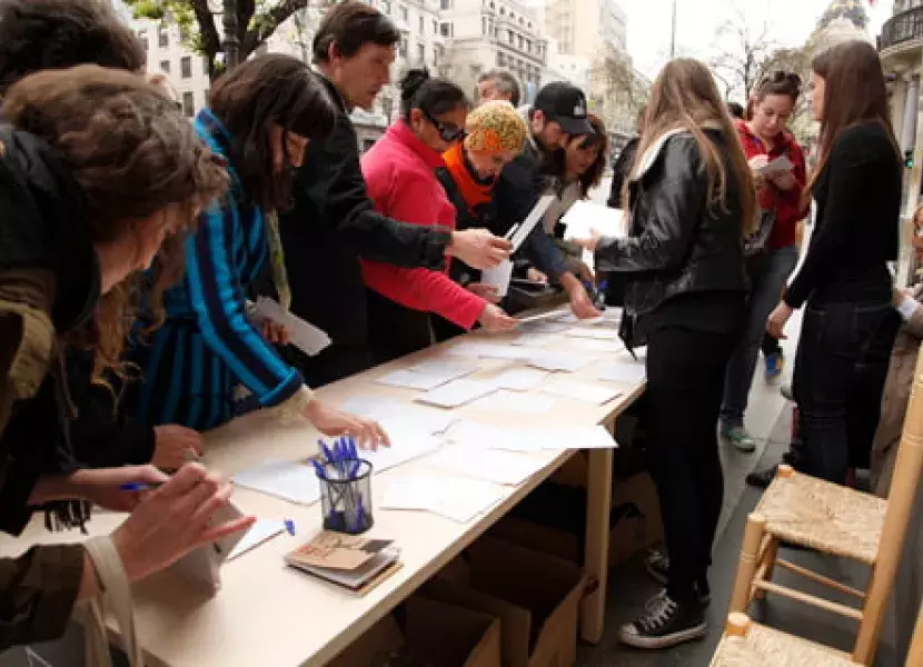 Los visitantes que pasan por la sede central envían tarjetas postales