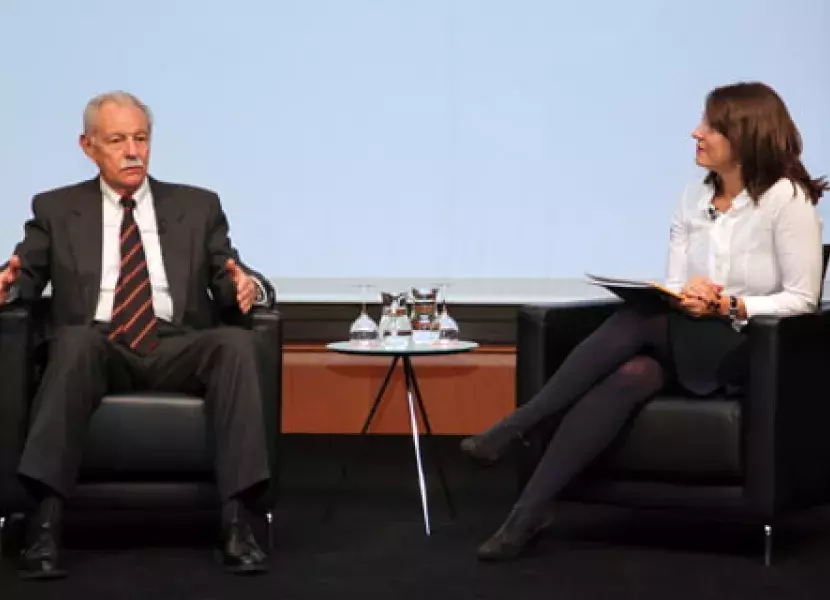 Motserrat Iglesias leyó al escritor Eduardo Mendoza algunas de las preguntas que el público asistente había preparado para él