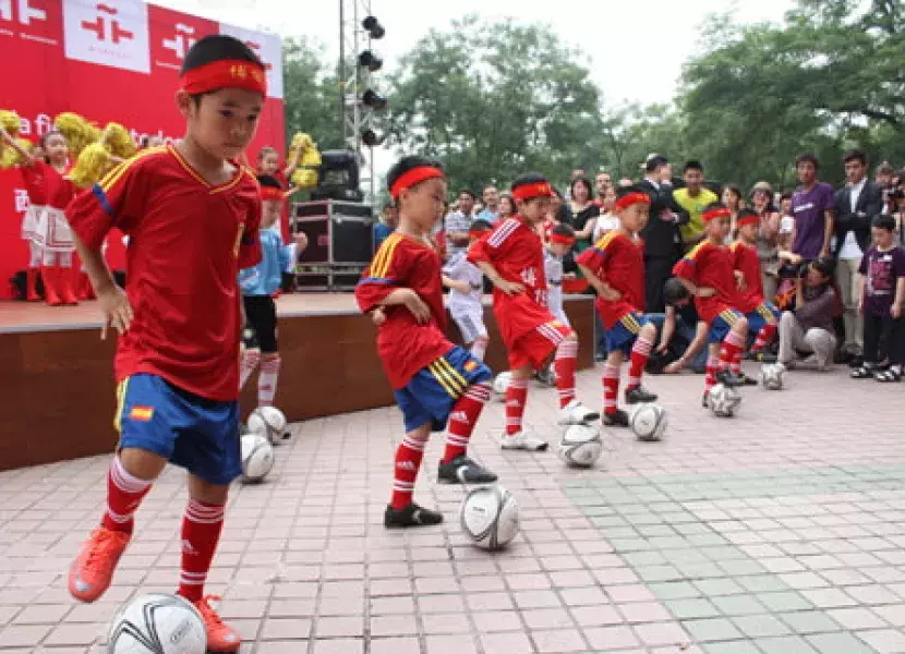 Jóvenes estudiantes de español en el Instituto Cervantes de Pekín se vistieron con la equipación de la selección española de fútbol