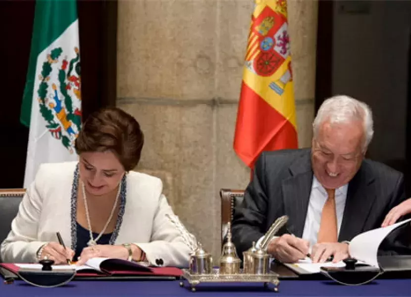 José Manuel García Margallo y Patricia Espinosa firman el convenio