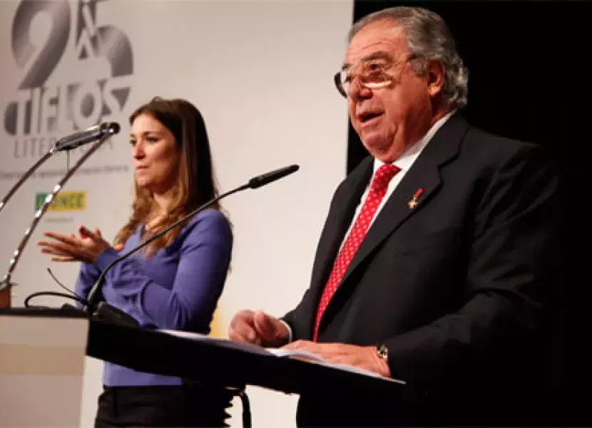 El poeta Ángel García presenta el 25 aniversario de los Premios Tiflos de Literatura