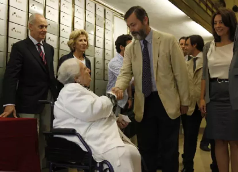 El secretario general del Cervantes, Rafael Rodríguez-Ponga, saluda a Balcells