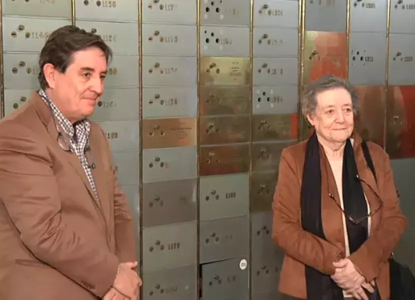 El director del Cervantes, Luis García Montero, posa con la viuda de Sánchez Ferlosio, Demetria Chamorro