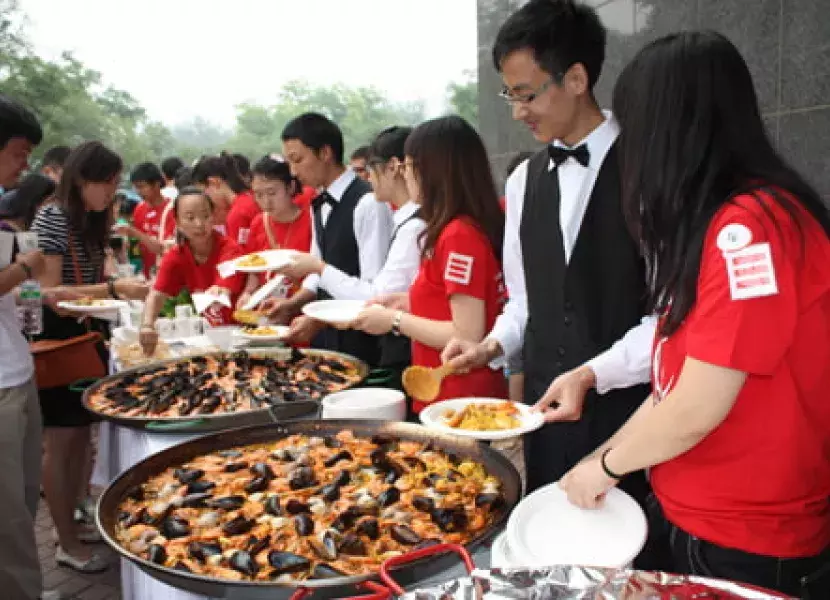 El centro de la capital china ha servido una paella a mediodía para todos los asistentes