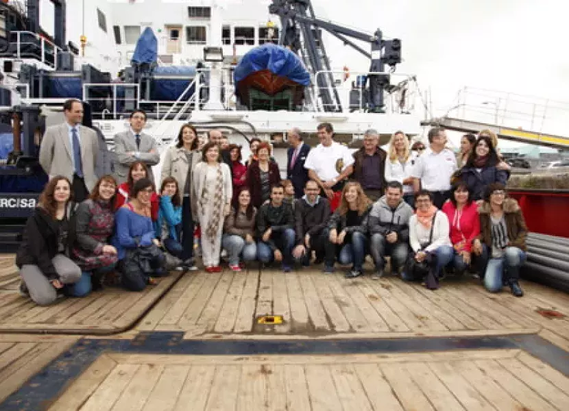 Foto de familia de los asistentes a la visita