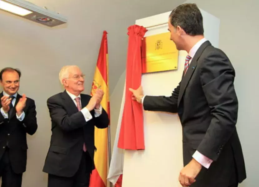 Descubriendo una placa conmemorativa en el salón de actos del centro