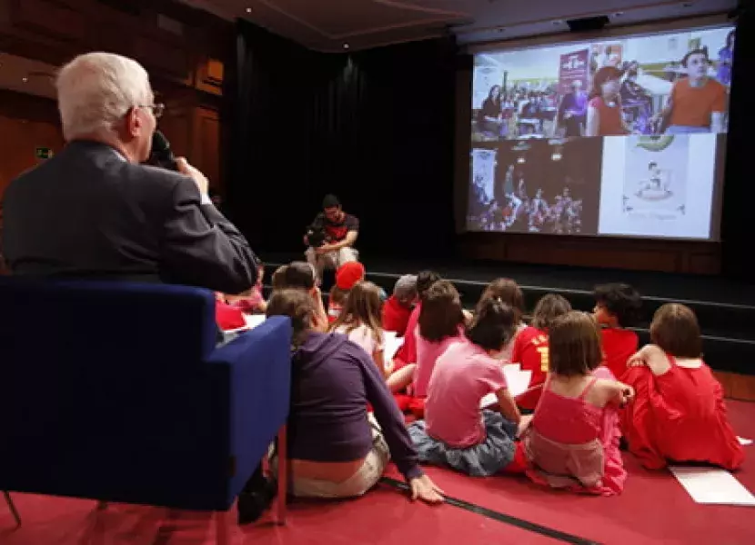 El director del Cervantes conversa mediante videoconferencia con los participantes