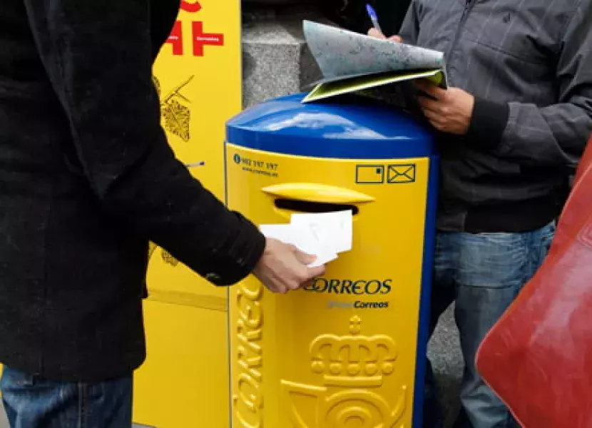 Un visitante deposita una postal