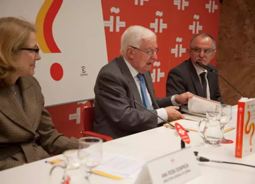 García de la Concha hojéa el libro «Las 500 dudas más frecuentes del español»