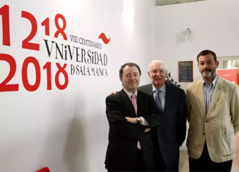 Foto de grupo posando ante el logotipo del aniversario de la Universidad