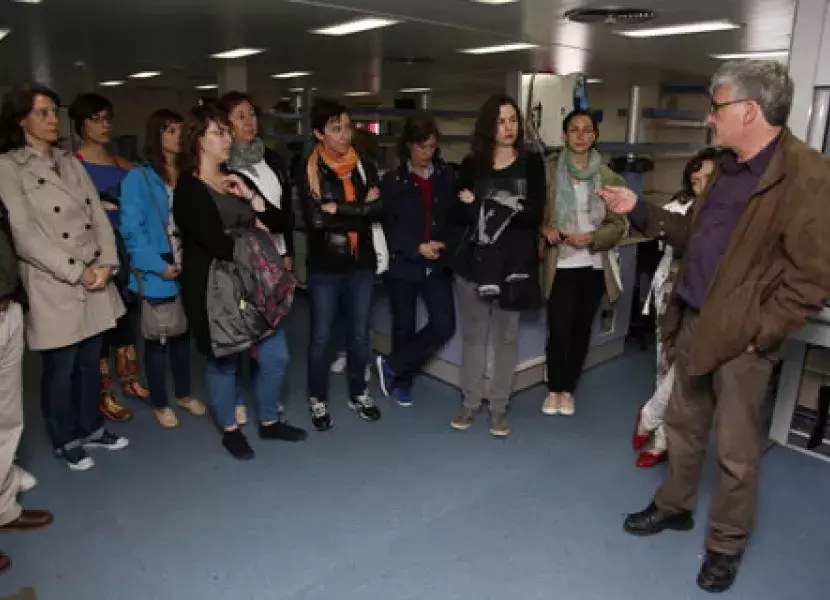 El personal de la Unidad de Tecnología Marina del CSIC recorrió las dependencias del buque con los asistentes a la visita