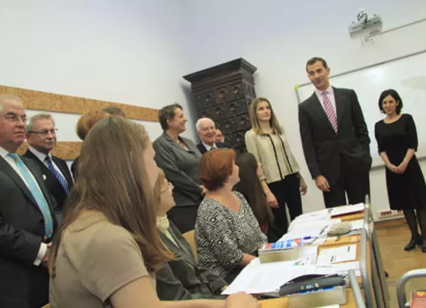 Don Felipe y Doña Letizia visitan una de las aulas del Cervantes de Cracovia