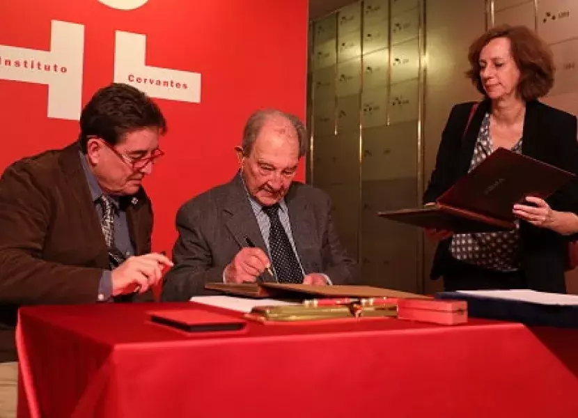 Nicolás Sánchez Albornóz firma en el libro de honor de la institución