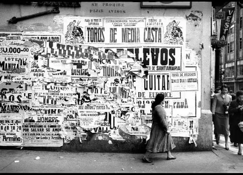 Pared con anuncios