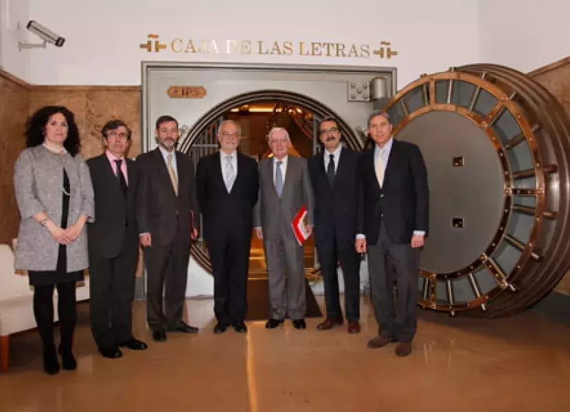 Foto de grupo en la Caja de las Letras