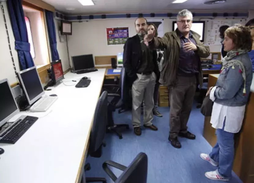 El personal de la Unidad de Tecnología Marina del CSIC recorrió las dependencias del buque con los asistentes a la visita