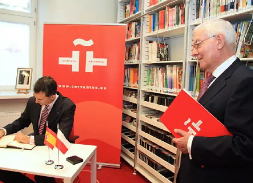 Don Felipe firma el Libro de Honor