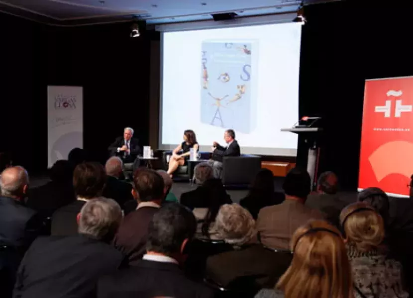 Los participantes dialogan en la sede central sobre «La civilización del espectáculo»