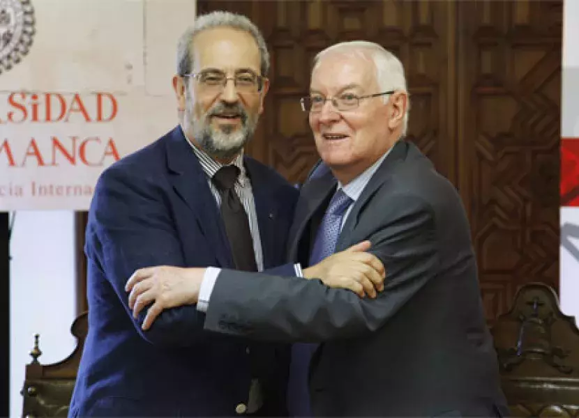 Saludo tras la firma del convenio