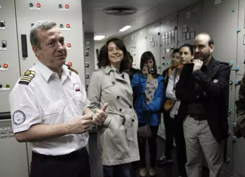 El personal de la Unidad de Tecnología Marina del CSIC recorrió las dependencias del buque con los asistentes a la visita