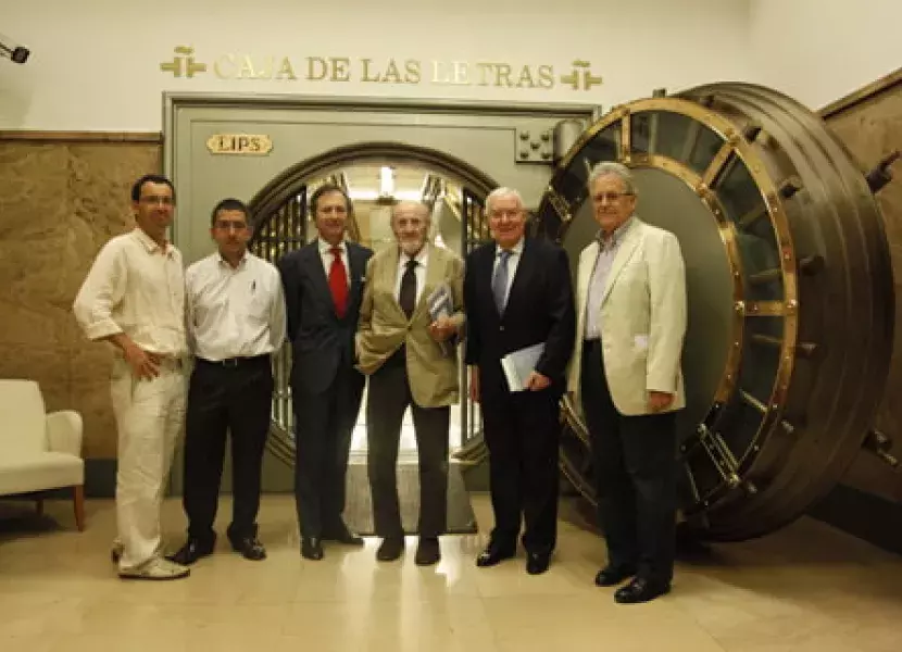 Los asistentes a la presentación de «Cartas desde el exilio (1962-1964)», de Dionisio Ridruejo, posan frente a la Caja de las Letras
